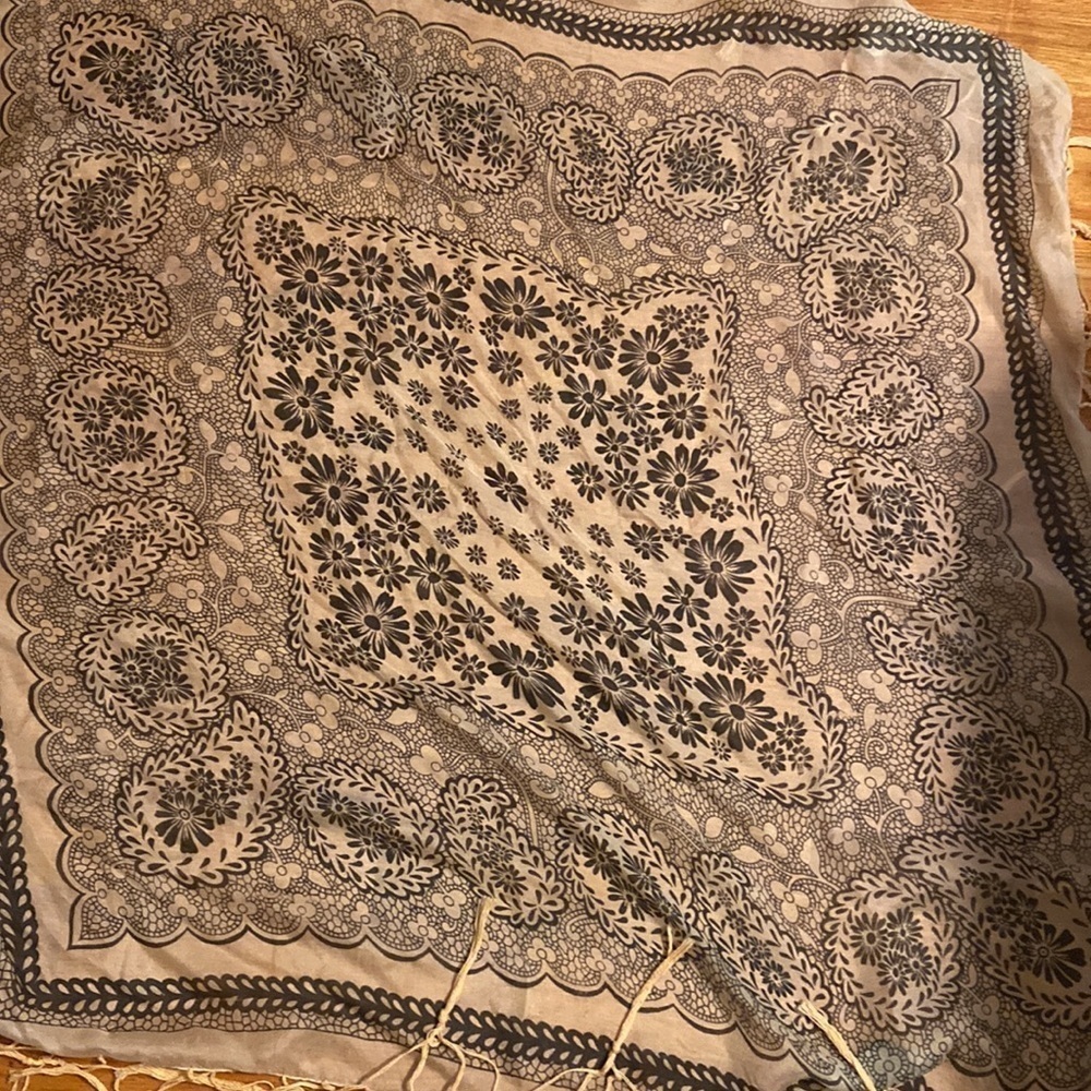 Women’s pins and needles scarf. Cream and black - Picture 4 of 6